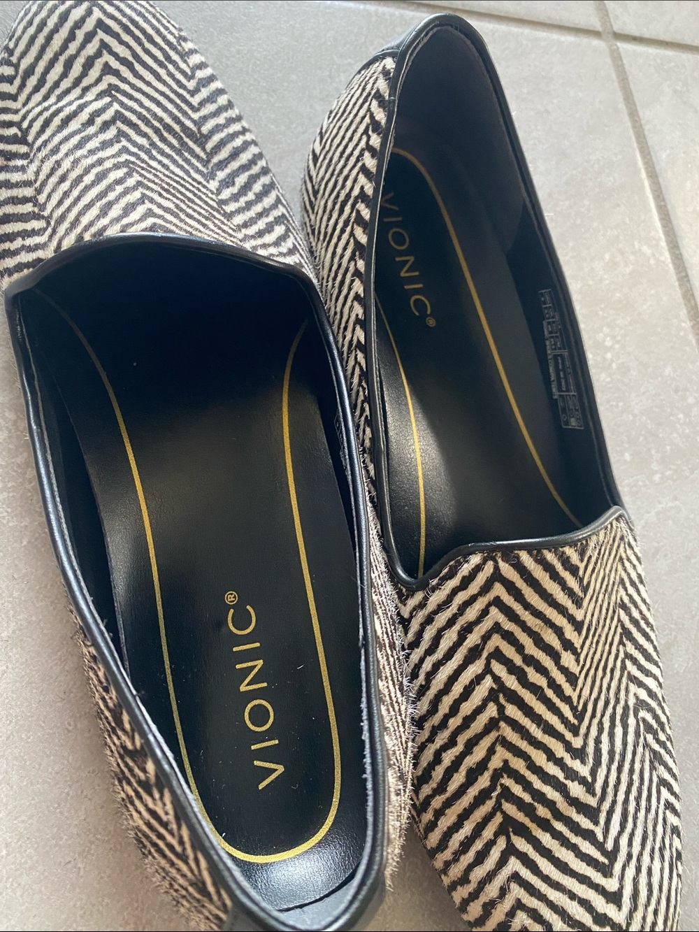 Vionic Black and Cream Herringbone Size 9 Slip-On Loafers - Picture 6 of 7